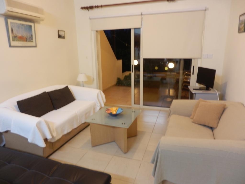 Byreva Apartments Paphos Zimmer foto