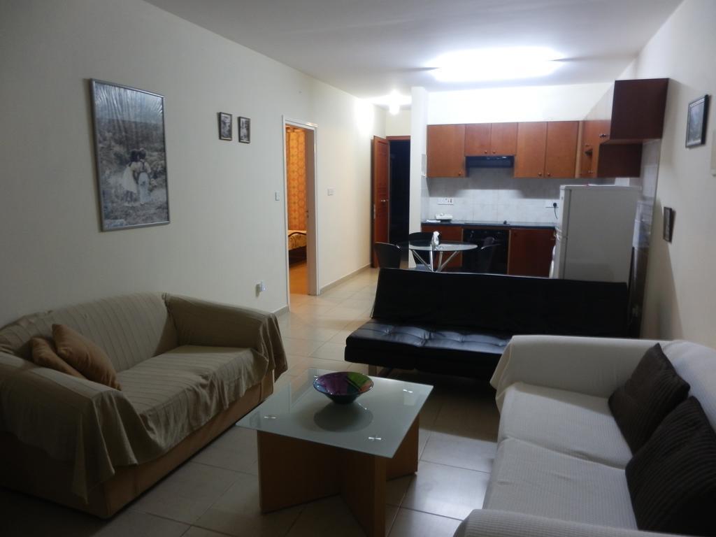 Byreva Apartments Paphos Zimmer foto
