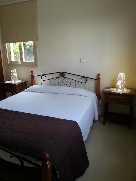 Byreva Apartments Paphos Zimmer foto