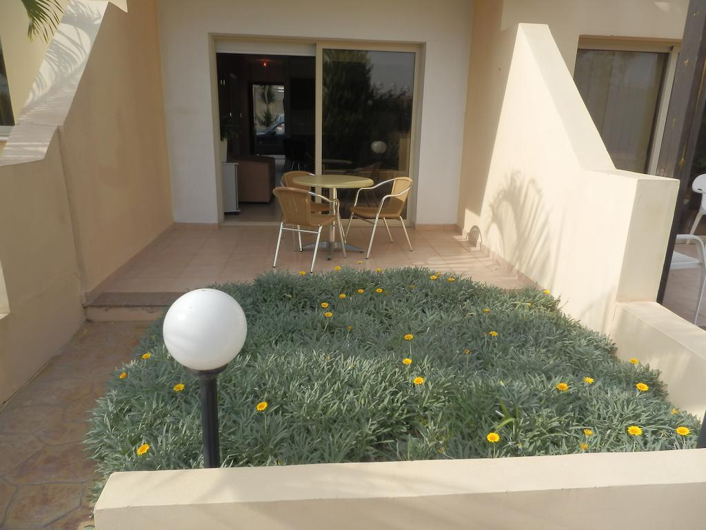 Byreva Apartments Paphos Zimmer foto