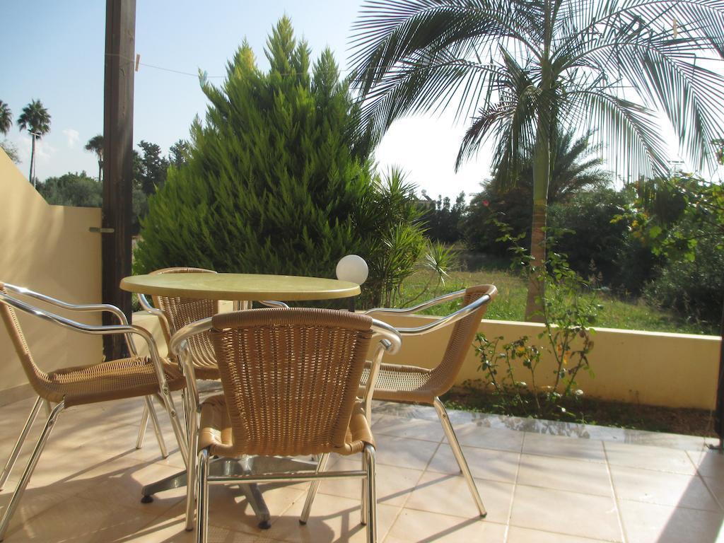 Byreva Apartments Paphos Zimmer foto