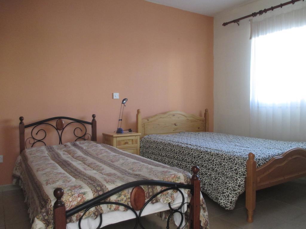 Byreva Apartments Paphos Zimmer foto